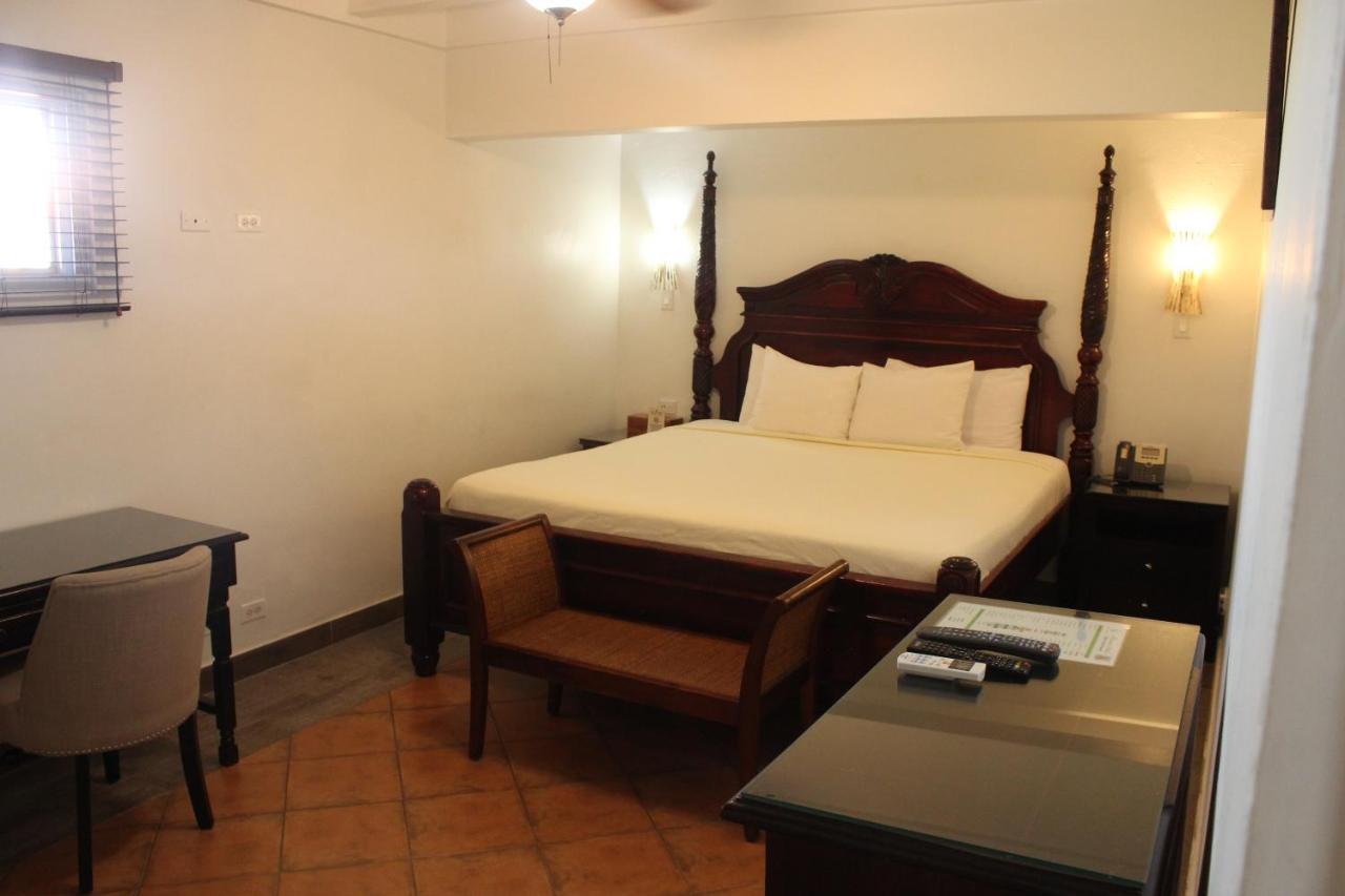 Altamont West Hotel 몬테고 베이 외부 사진