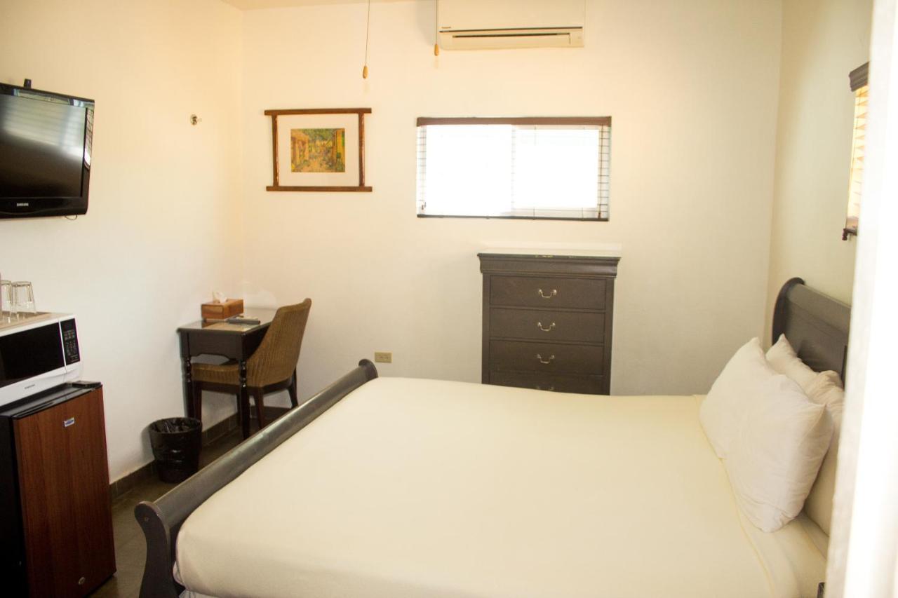 Altamont West Hotel 몬테고 베이 외부 사진
