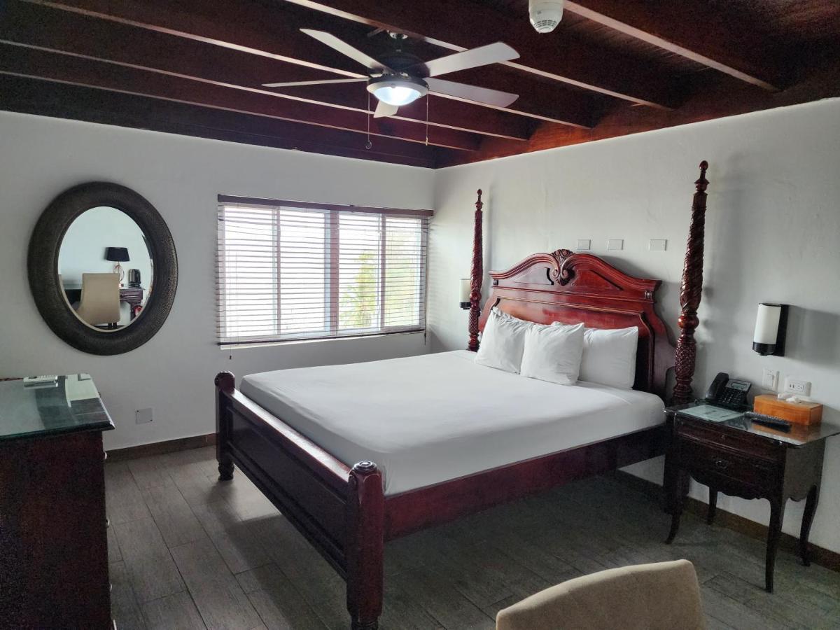 Altamont West Hotel 몬테고 베이 외부 사진