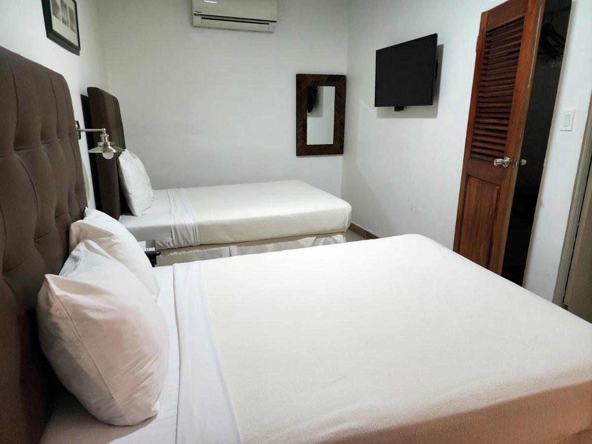 Altamont West Hotel 몬테고 베이 외부 사진