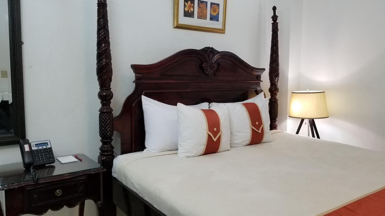 Altamont West Hotel 몬테고 베이 외부 사진