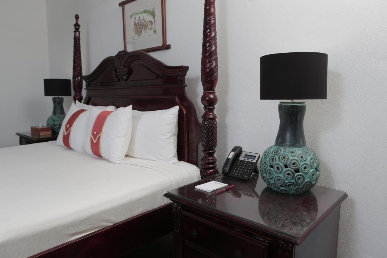Altamont West Hotel 몬테고 베이 외부 사진